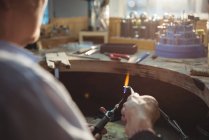 Nahaufnahme einer Handwerkerin mit Taschenlampe in Werkstatt — Stockfoto