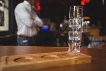Leerer Stapel Bierglas und Tablett an der Theke in der Bar — Stockfoto