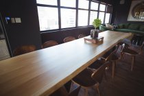 Langer Tisch in der Bürositzecke — Stockfoto