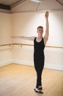 Фронтальний вид Ballerino практикуючих балету танцю в студії і, дивлячись на камеру — стокове фото