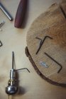 Close-up de vários artesanato fazendo equipamentos e ferramentas na bancada — Fotografia de Stock