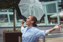 Bella donna felice godendo la pioggia durante la stagione delle piogge — Foto stock