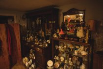 Різні старовинні обладнання в антикварному магазині — стокове фото