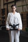 Retrato de mujer en karategi en el gimnasio - foto de stock