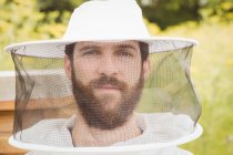 Portrait de l'apiculteur travaillant sur le terrain — Photo de stock