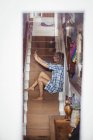 Женщина делала селфи на мобильный телефон дома — стоковое фото