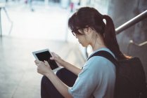 Aufmerksame Frau mit digitalem Tablet — Stockfoto