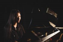 Studentin spielt Klavier im Atelier — Stockfoto