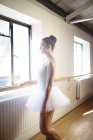 Вид сбоку на бар Ballerina в студии — стоковое фото