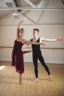 Танцюристи балету танцюють разом у сучасній студії — стокове фото