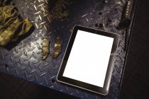 Digitales Tablet auf Werkbank in industriemechanischer Werkstatt — Stockfoto