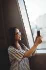Junge Frau fotografiert auf digitalem Tablet vom Schiff aus — Stockfoto