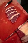 Close-up de carne vermelha fatiada no talho — Fotografia de Stock
