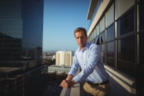 Портрет бізнесмена, що стоїть на балконі в офісі — стокове фото