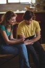 Ehepaar nutzt digitales Tablet in Werkstatt — Stockfoto