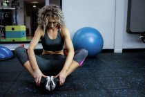 Frau turnt im Fitnessstudio — Stockfoto