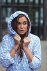 Nachdenkliche schöne Frau trägt Windjammer in der Regenzeit — Stockfoto
