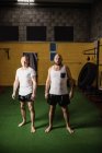 Portrait de deux boxeurs debout dans la salle de gym et regardant la caméra — Photo de stock