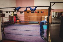 Anel de boxe vazio no estúdio de fitness — Fotografia de Stock