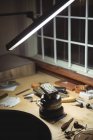 Различные инструменты и оборудование на рабочем столе в мастерской — стоковое фото