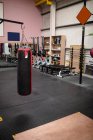 Saco de perfuração para boxe ou chute esporte de boxe no estúdio de fitness — Fotografia de Stock