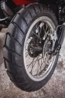 Primer plano de la rueda de la motocicleta en taller - foto de stock