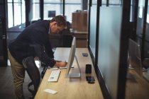 Homme d'affaires écrivant dans le journal au bureau au bureau — Photo de stock