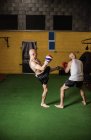 Вид збоку на двох тайських боксерів тренувань у спортзалі — стокове фото