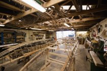 Barco de madera en construcción en el interior del astillero - foto de stock