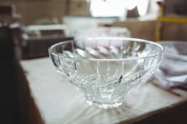 Крупный план стеклянной чаши за стеклодувным столом завода — стоковое фото