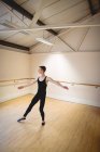 Vue grand angle de Ballerino pratiquant la danse de ballet en studio — Photo de stock