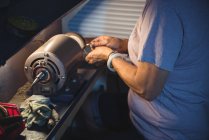 Metà sezione di artigiana che lavora su una macchina in officina — Foto stock