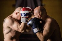 Retrato de boxers tailandeses sem camisa praticando no ginásio — Fotografia de Stock