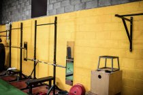 Équipement d'entraînement dans un studio de fitness vide — Photo de stock