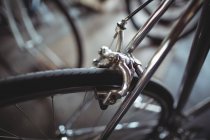 Primo piano della nuova bicicletta argento in officina — Foto stock