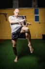 Красивый тайский боец, практикующий бокс в спортзале — стоковое фото