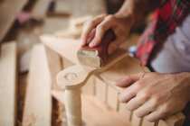 Mains d'homme travaillant sur une planche de bois au chantier naval — Photo de stock