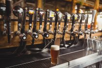 Nahaufnahme einer Bierpumpe in einer Reihe an einer Bar — Stockfoto