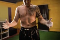 Обрезанный образ боксера, практикующего бокс в фитнес-студии — стоковое фото