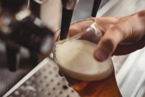 Макро Бар пиво ніжною начинкою з бар насосу в барна стійка — стокове фото