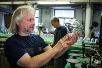 Скляний блендер вивчає скляний посуд на скляній фабриці — стокове фото