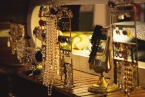 Antiker Schmuck in Juweliergeschäft ausgestellt — Stockfoto