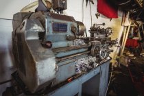 Torno de la máquina en taller mecánico industrial - foto de stock