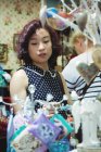 Elegante donna che seleziona gioielliere in una gioielleria d'epoca — Foto stock