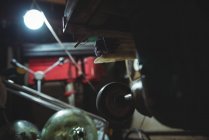 Primo piano della postazione di lavoro vuota e dei macchinari per la lucidatura del vetro nella fabbrica di soffiaggio del vetro — Foto stock