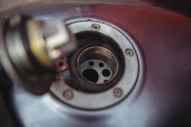 Tanque de combustible abierto de moto en taller mecánico industrial - foto de stock