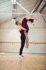 Вид збоку балерини і балерини танцює разом в сучасній студії — стокове фото