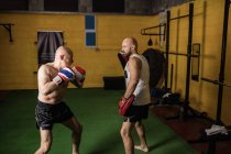 Athletische thailändische Boxer beim Boxen im Fitnessstudio — Stockfoto