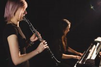 Studenti che suonano clarinetto e pianoforte alla scuola di musica — Foto stock