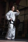 Vista a basso angolo della donna che pratica karate in palestra — Foto stock